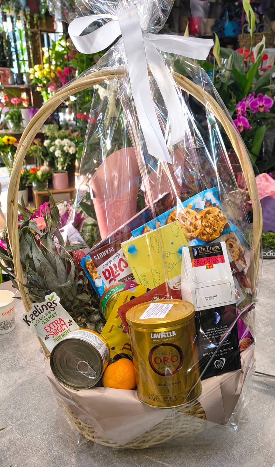 Happy Holidays Gift Basket – Gourmet Treats & Fruit
