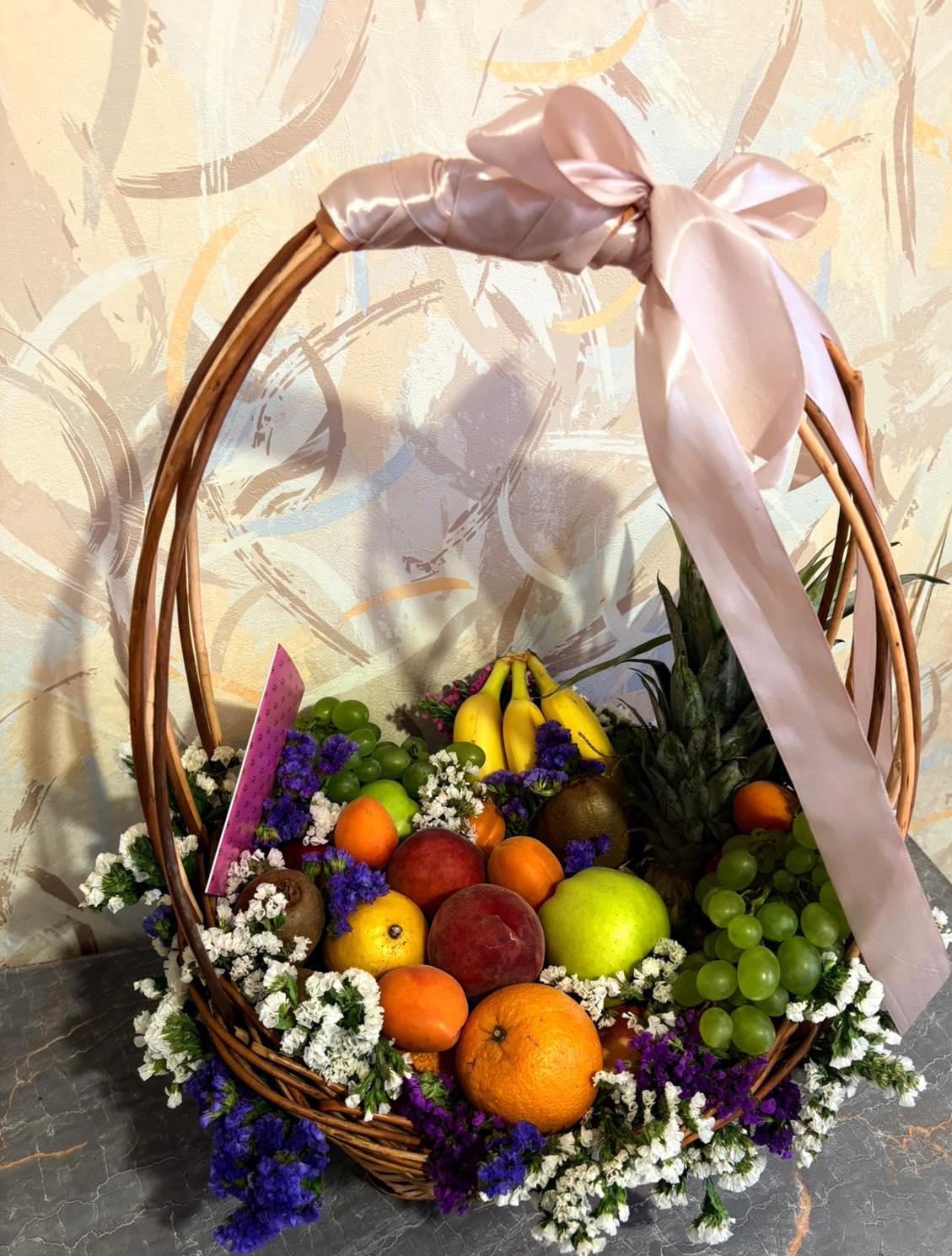 Corbeille de fruits de luxe à décor floral