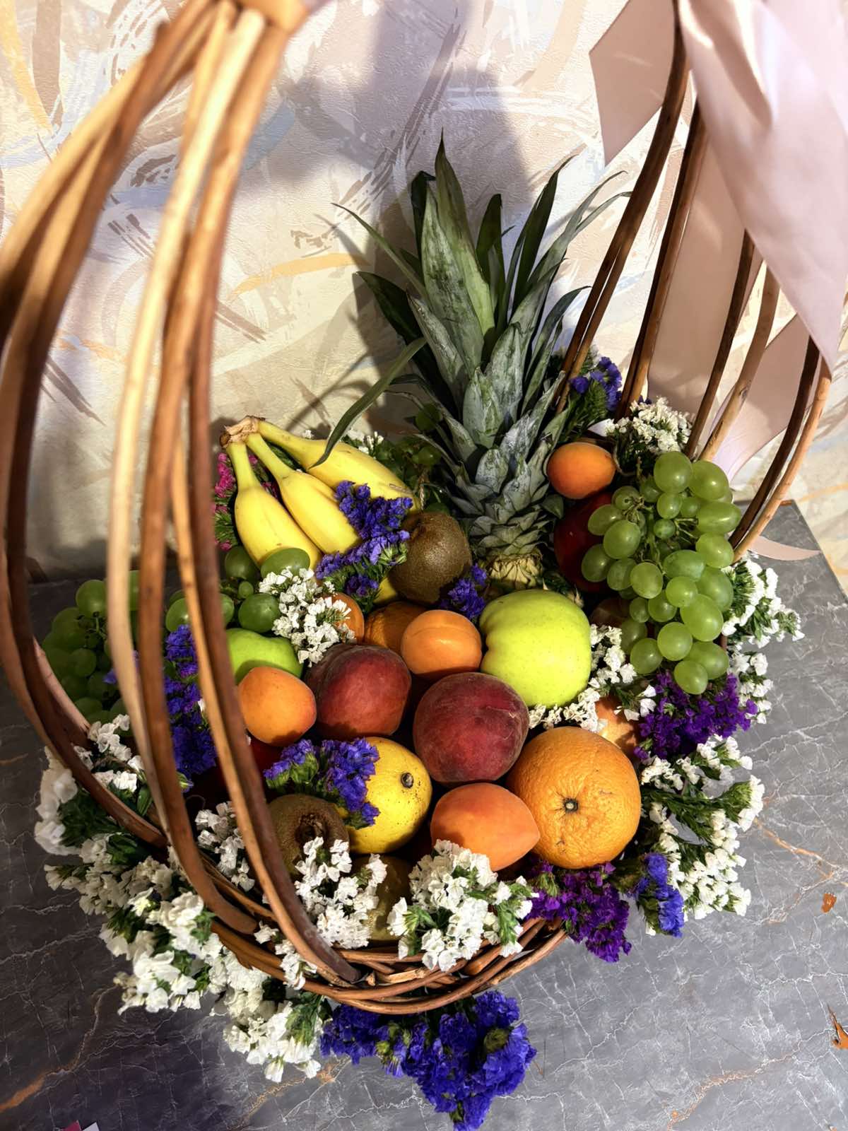 Corbeille de fruits de luxe à décor floral