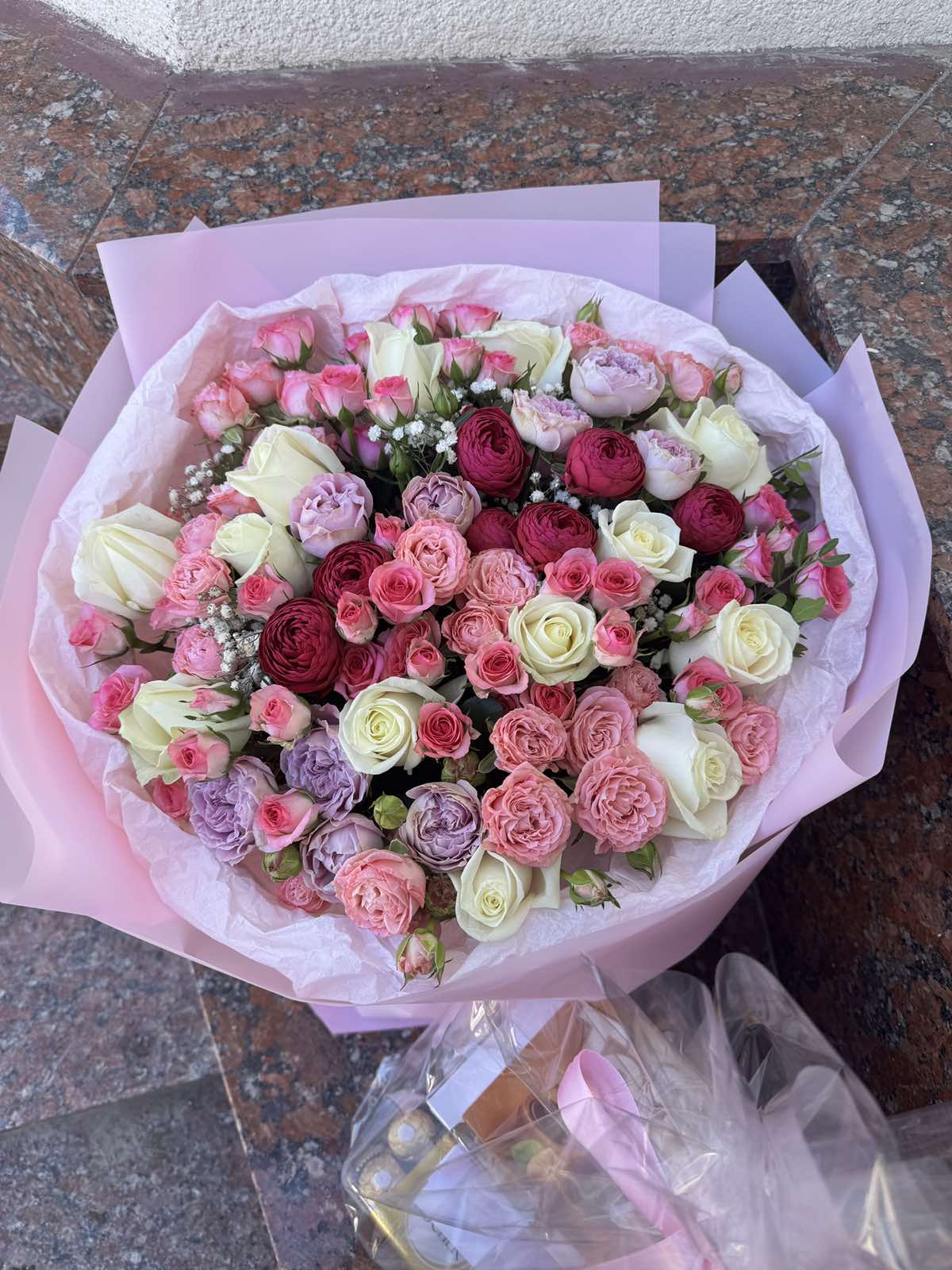 Arrangement de pivoines et de roses