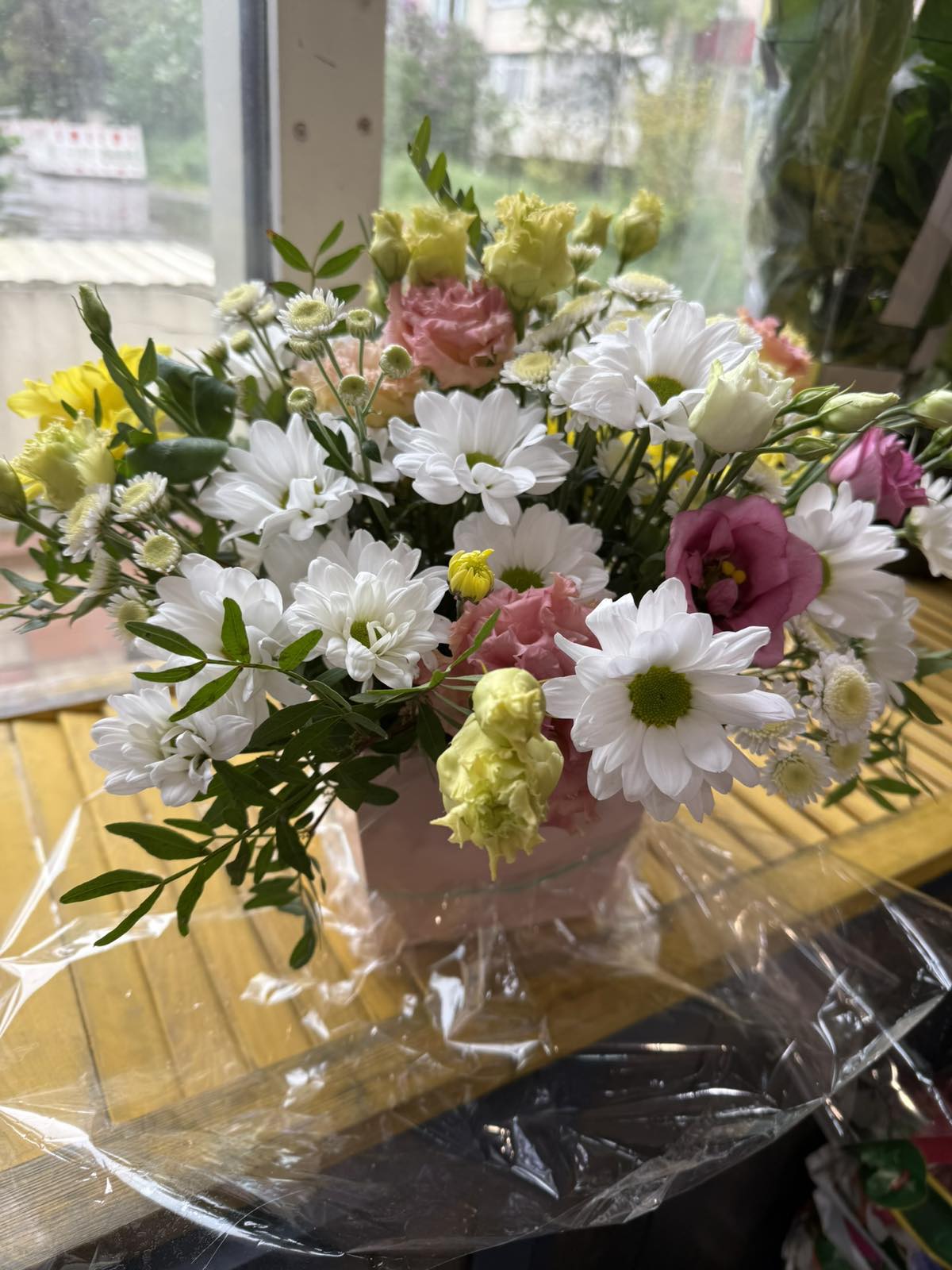 BRIGHT SURPRISE ARRANGEMENT BOX