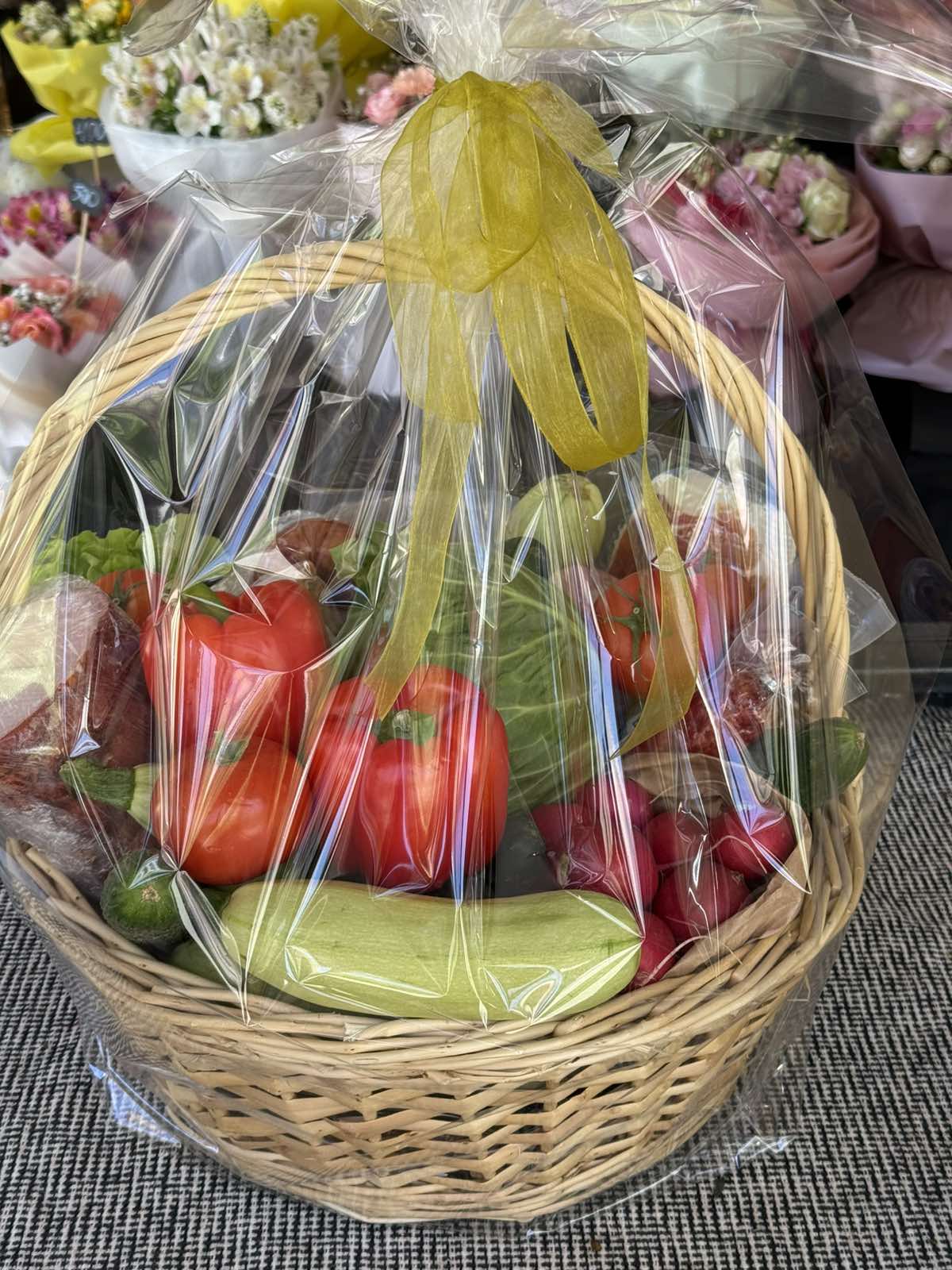 Grand panier de viandes fumées et légumes