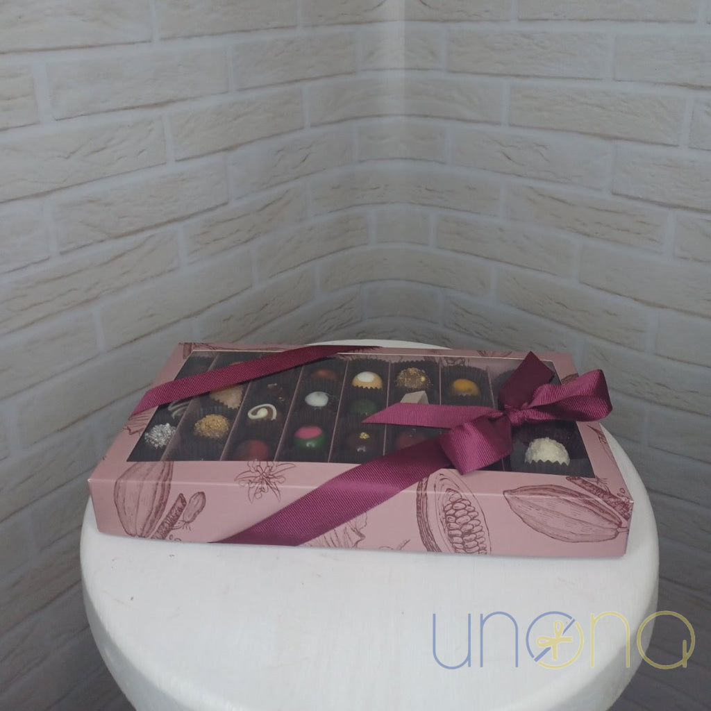 Gift box with 32 premium Belgian chocolates including truffles, pralines and fruit chocolates