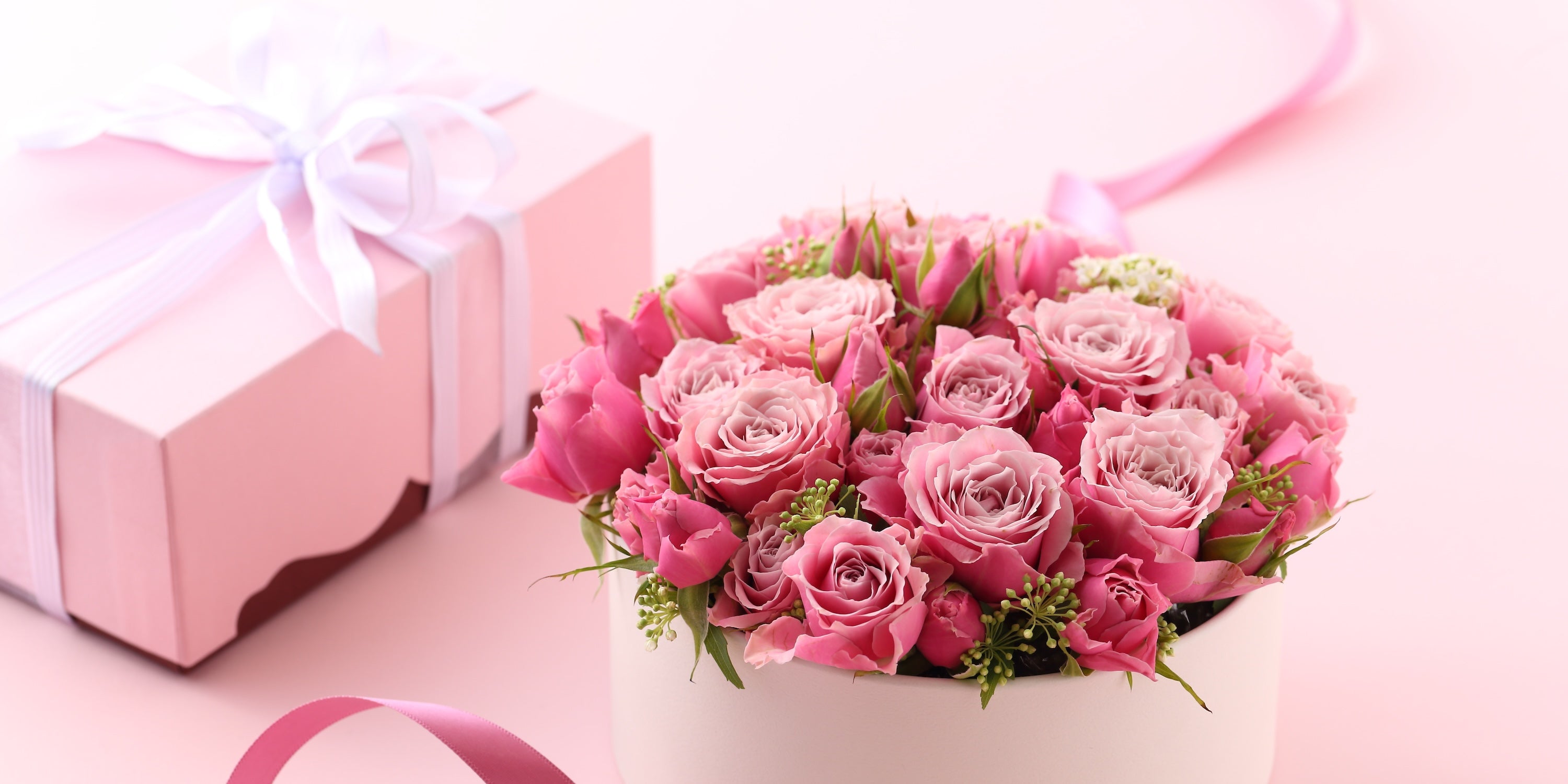 Mother’s Day gift box with pink roses Ukraine delivery