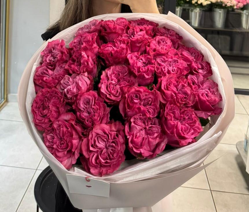 Arrangement abondant de 25 roses