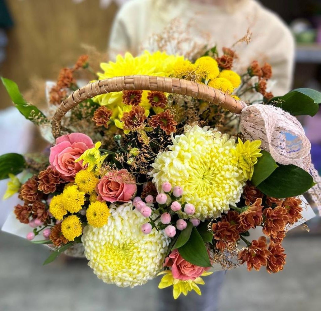 Aster flower arrangement in a basket – send to Ukraine