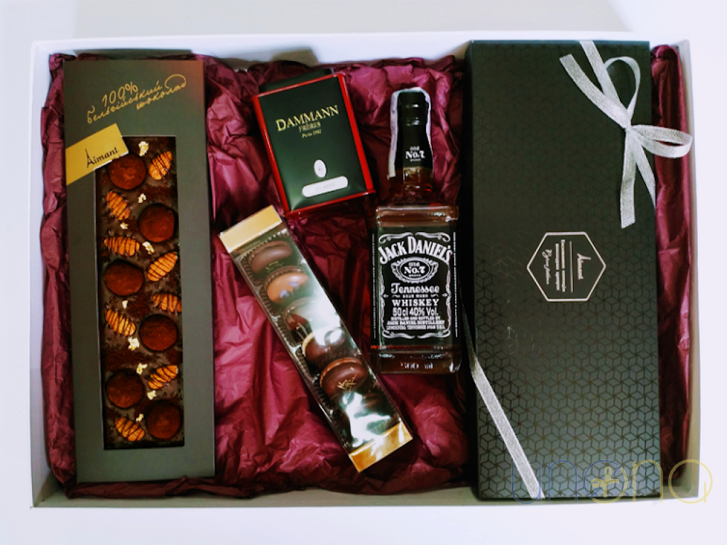 Luxury gift box for Ukrainian men with Jack Daniel's whiskey, Belgian chocolates, premium tea, and gourmet sweets for delivery in Ukraine