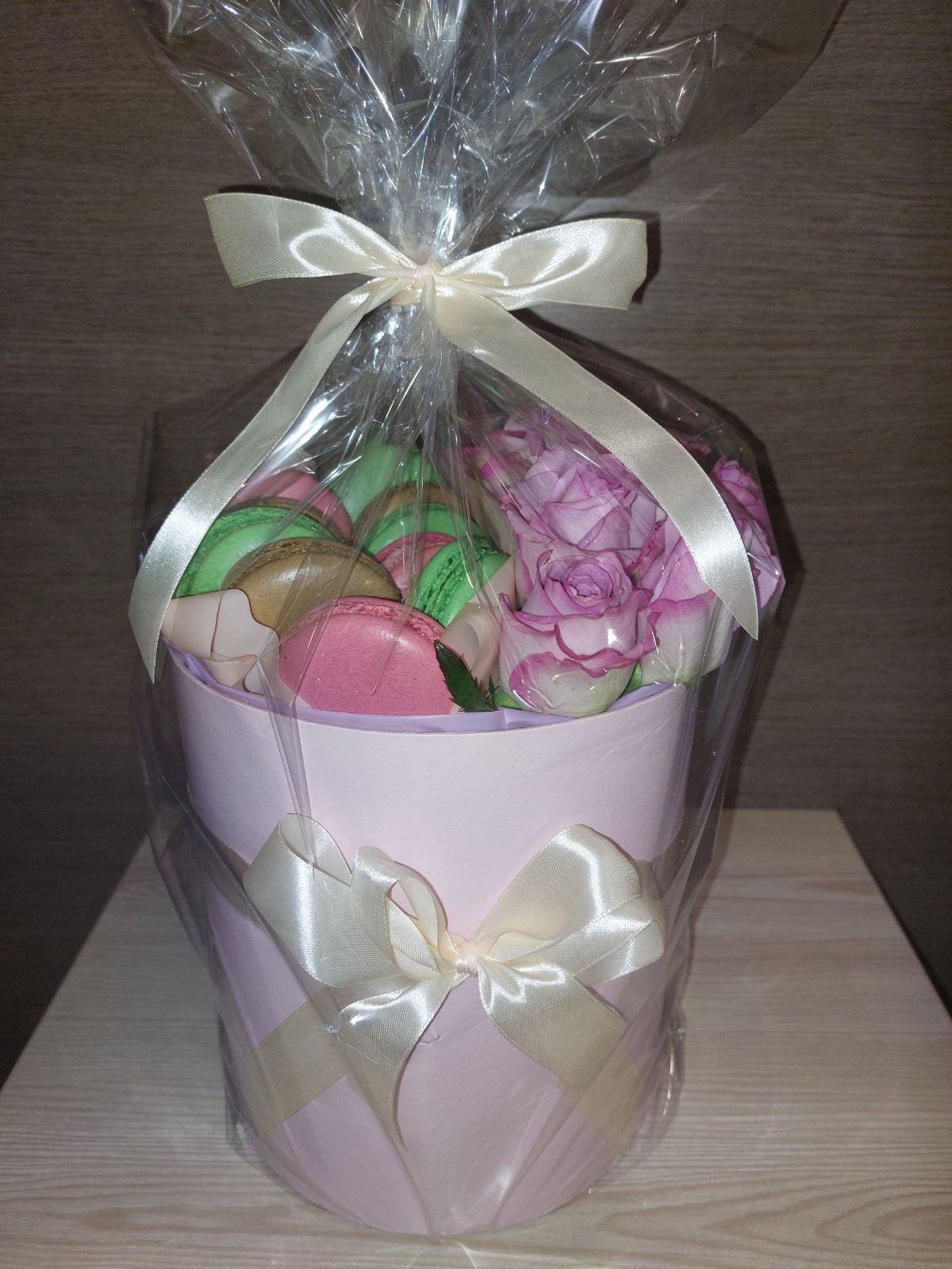 Macarons and roses gift delivery across Ukraine