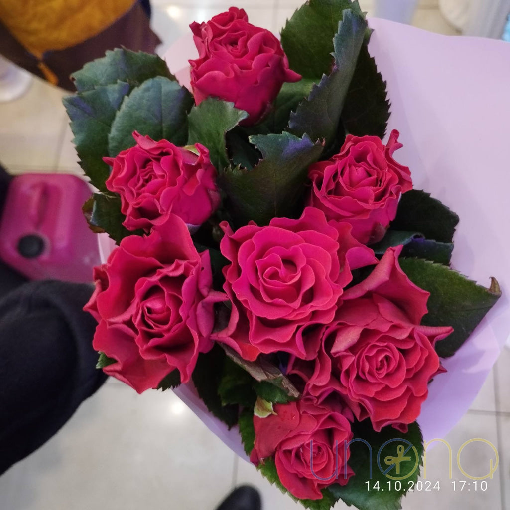 Romantic rose bouquet with complimentary greeting card