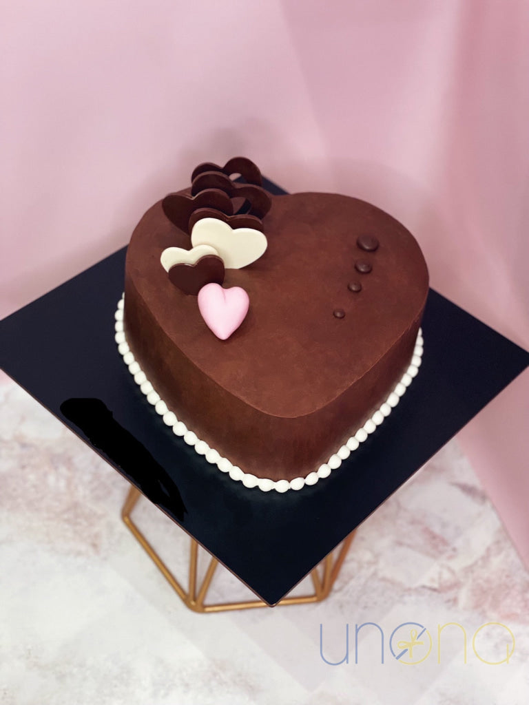 Send a heart-shaped cake to Ukraine for birthdays and anniversaries