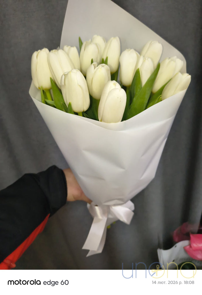 Elegant 15 white tulips bouquet with glass vase optio
