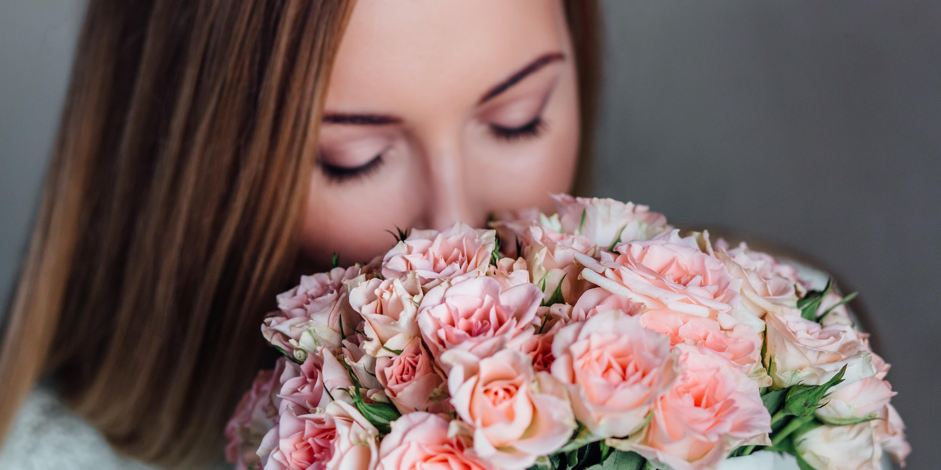 send flowers to Ukrainian woman -roses bouquet delivery