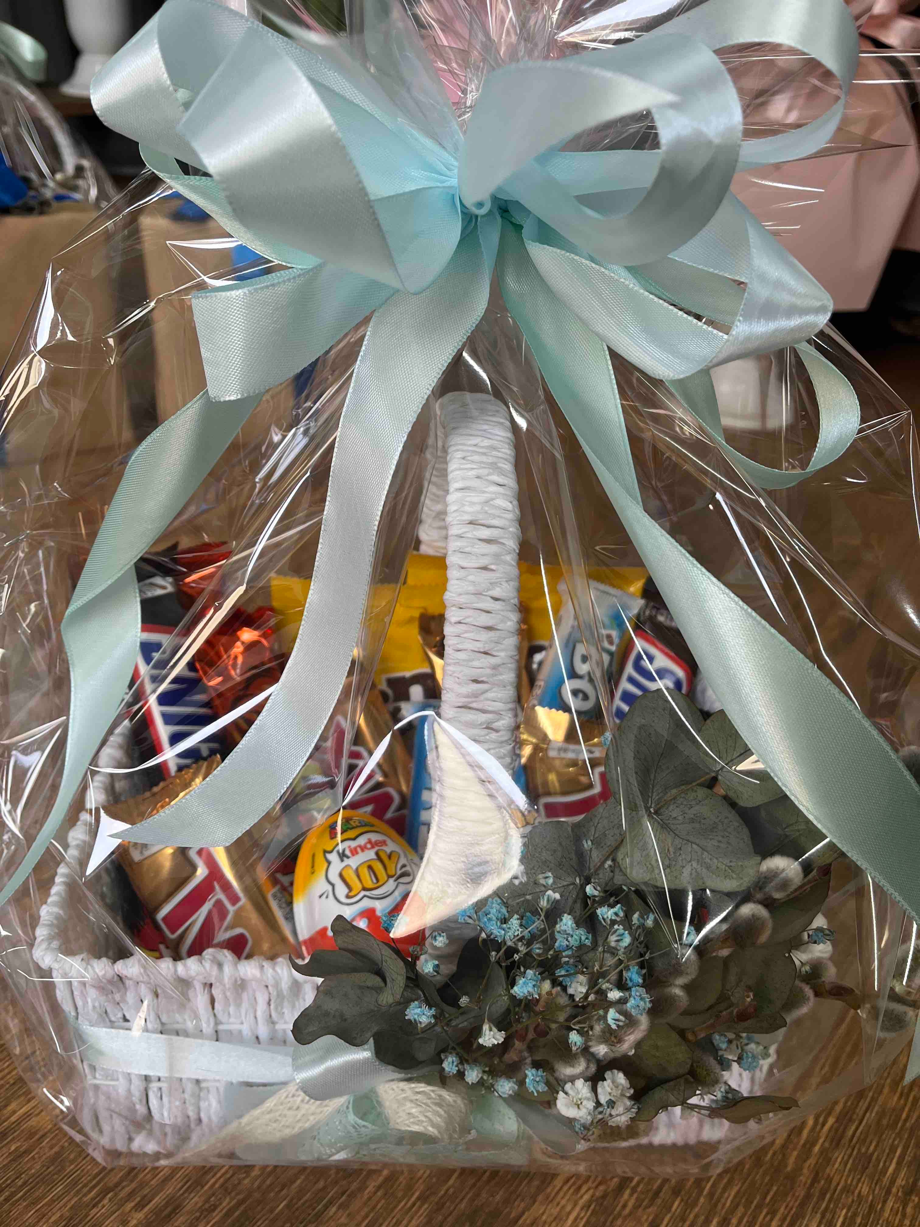 Snacks & Chocolates Gift Tray – Sweet Treats Delivery Ukraine