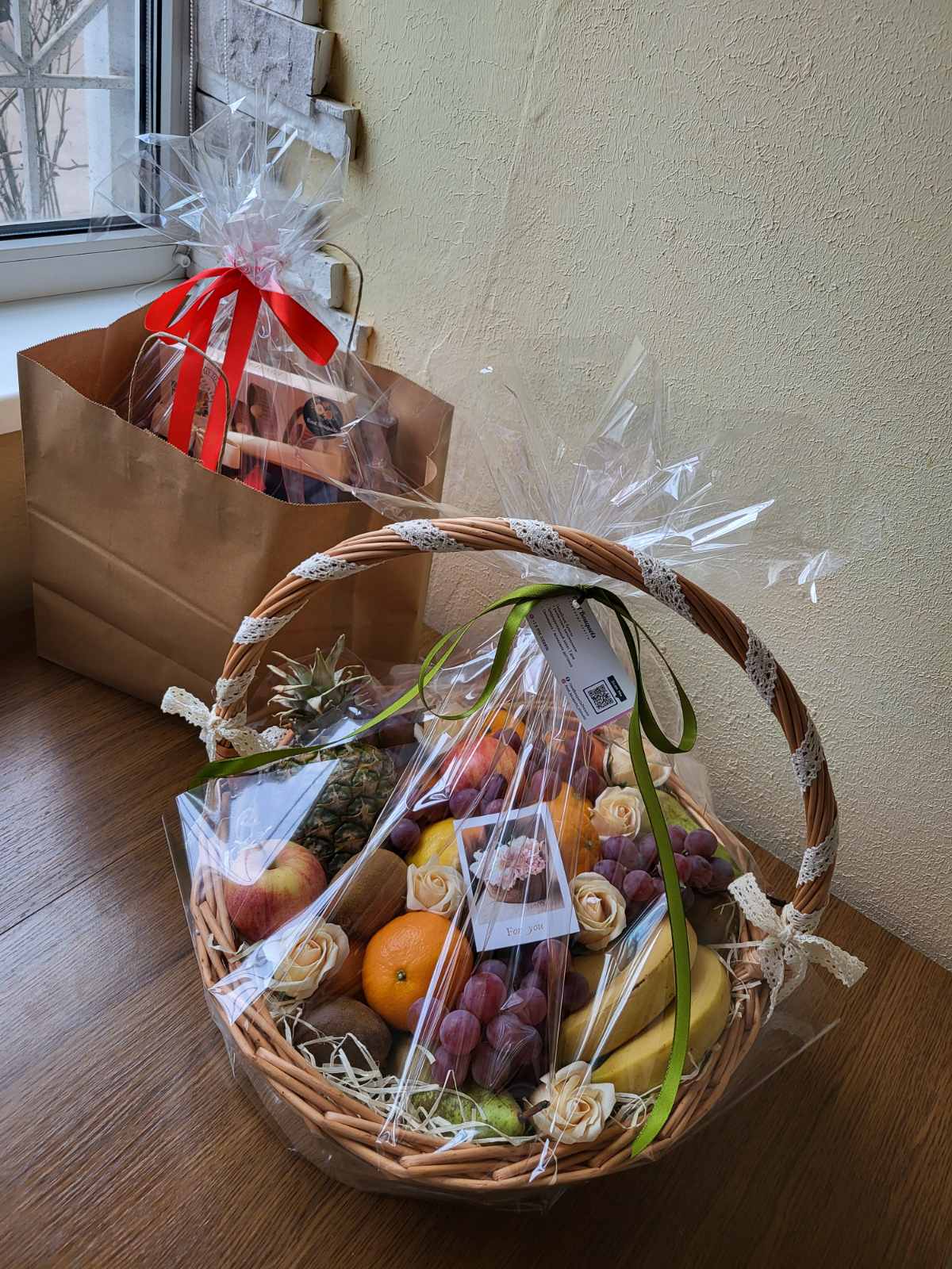 Deluxe Fruit Basket with Floral Decor – Premium Fresh Fruit Delivery in Ukraine