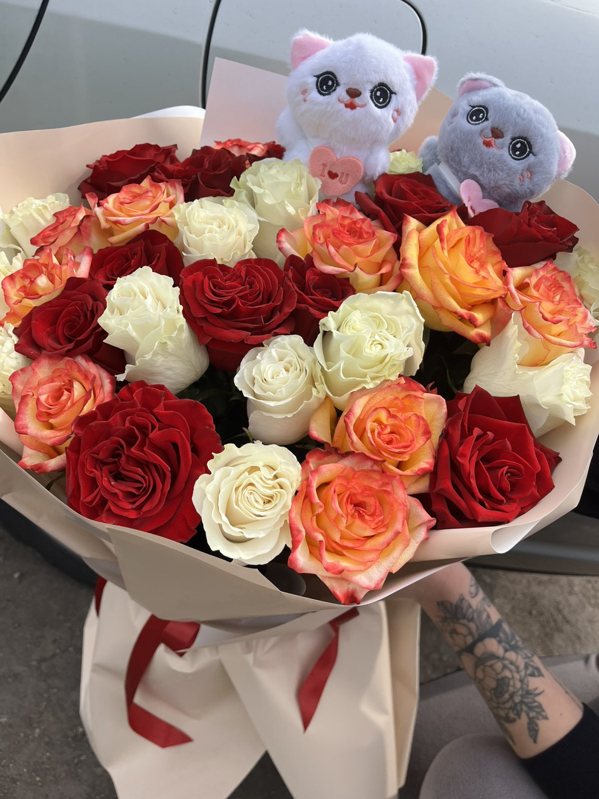 Bouquet exclusif de roses rubis et d'ours