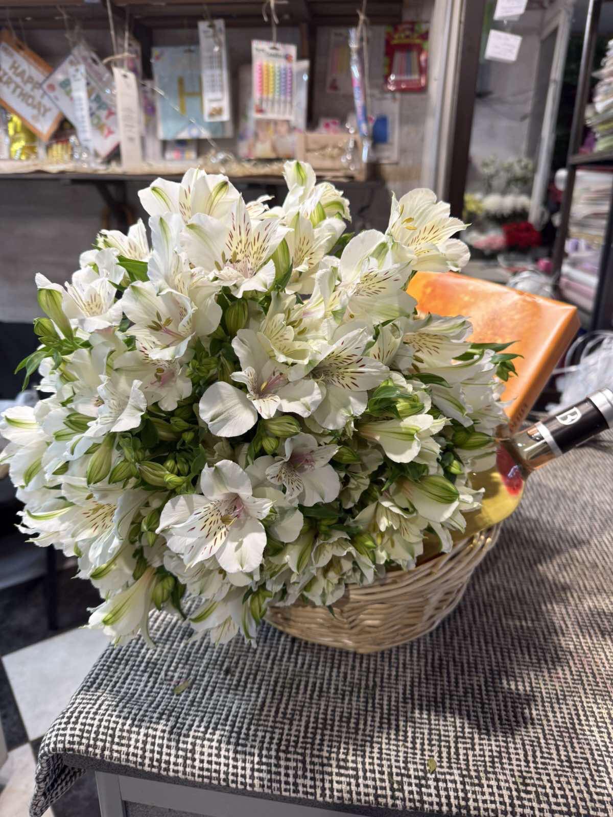 Panier de fleurs et de friandises de célébration