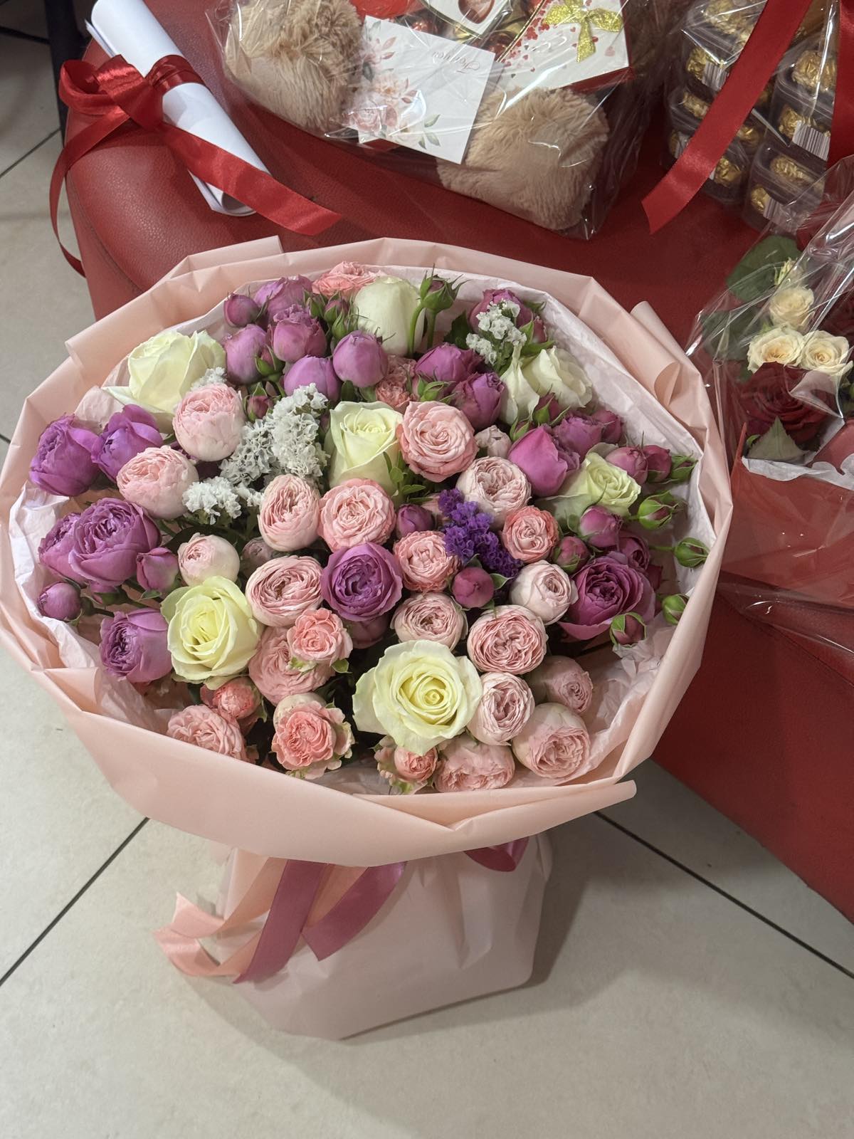 Arrangement de pivoines et de roses
