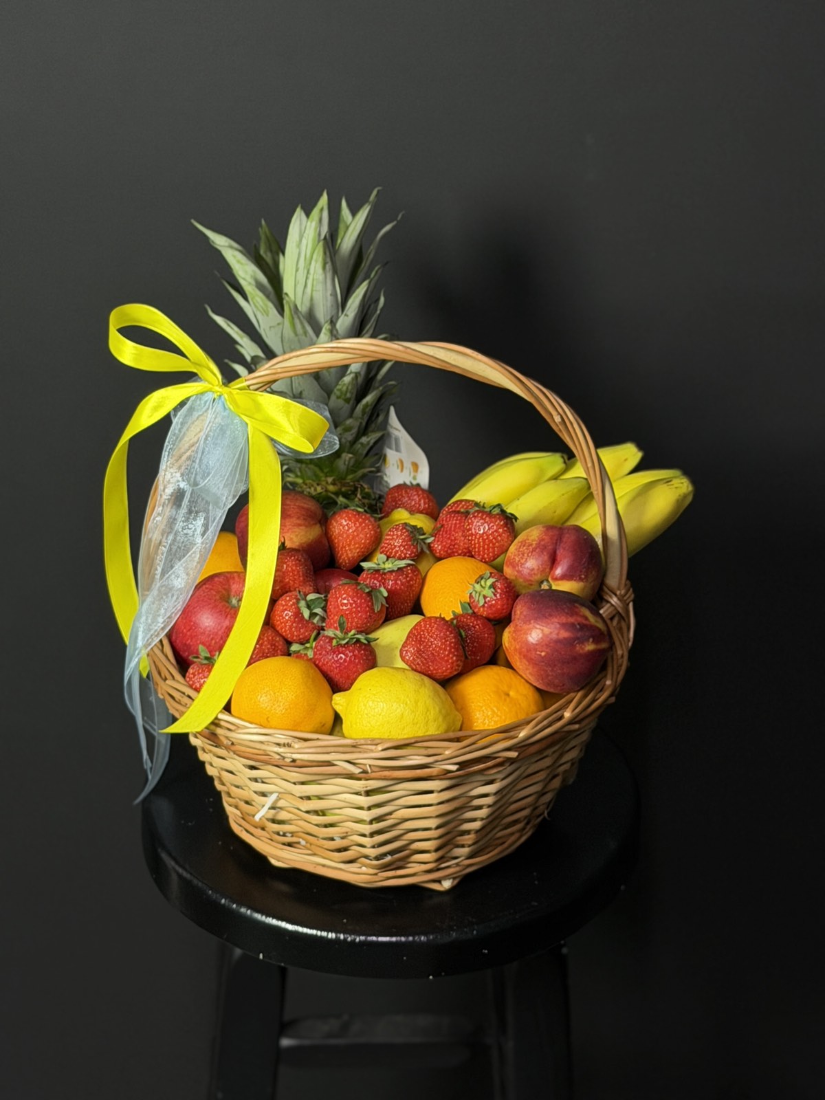 Elegant Fruit Basket – Fresh Fruit Gift Delivery Ukraine
