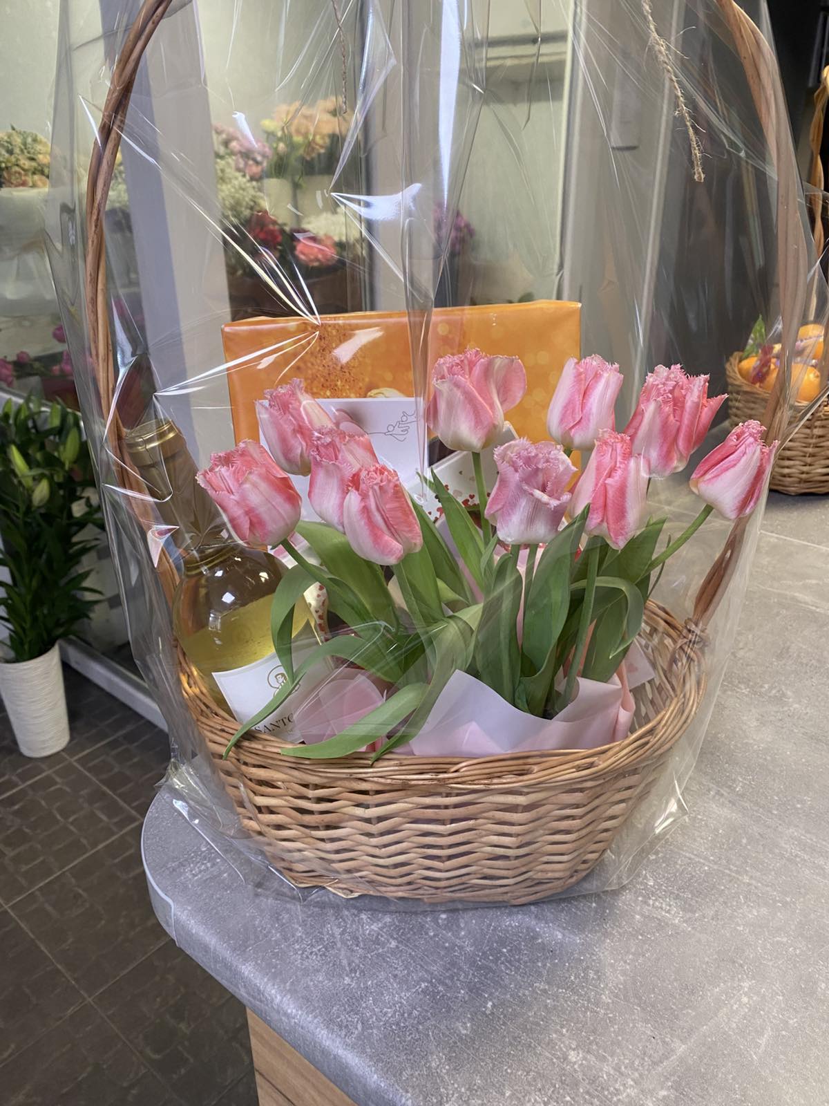 Panier de fleurs et de friandises de célébration