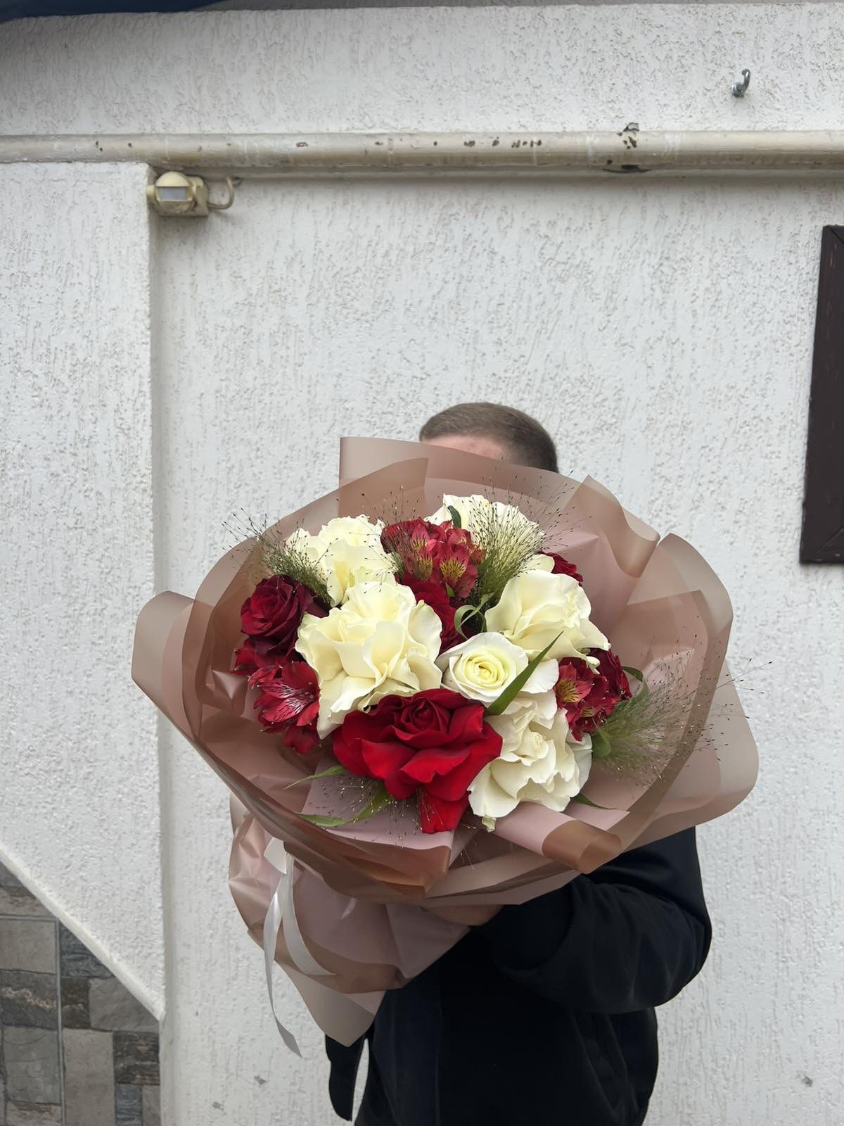 Bouquet d'orchidées et de roses exotiques