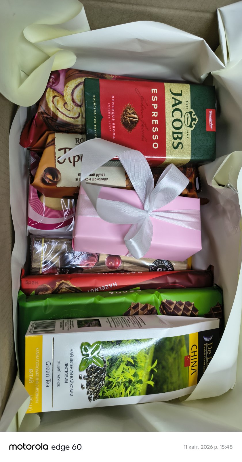 Panier cadeau café, chocolats et biscuits