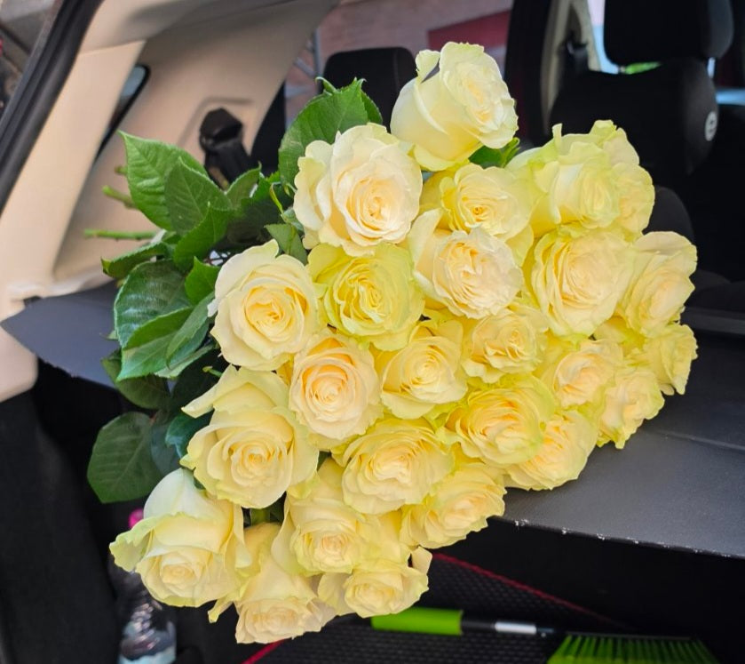 Arrangement abondant de 25 roses