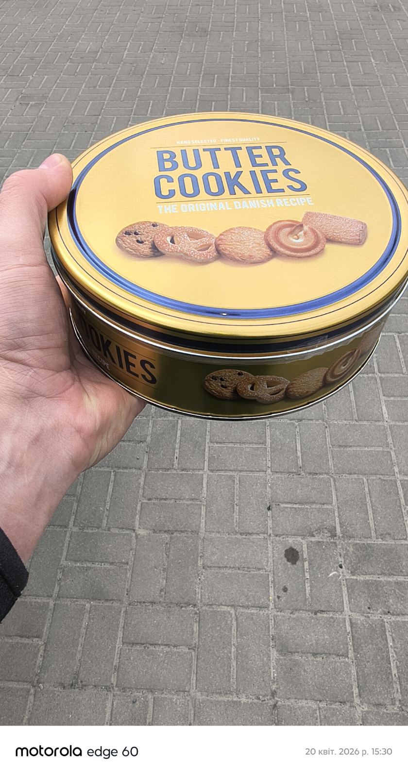 Biscuits au beurre dans une boîte en fer blanc