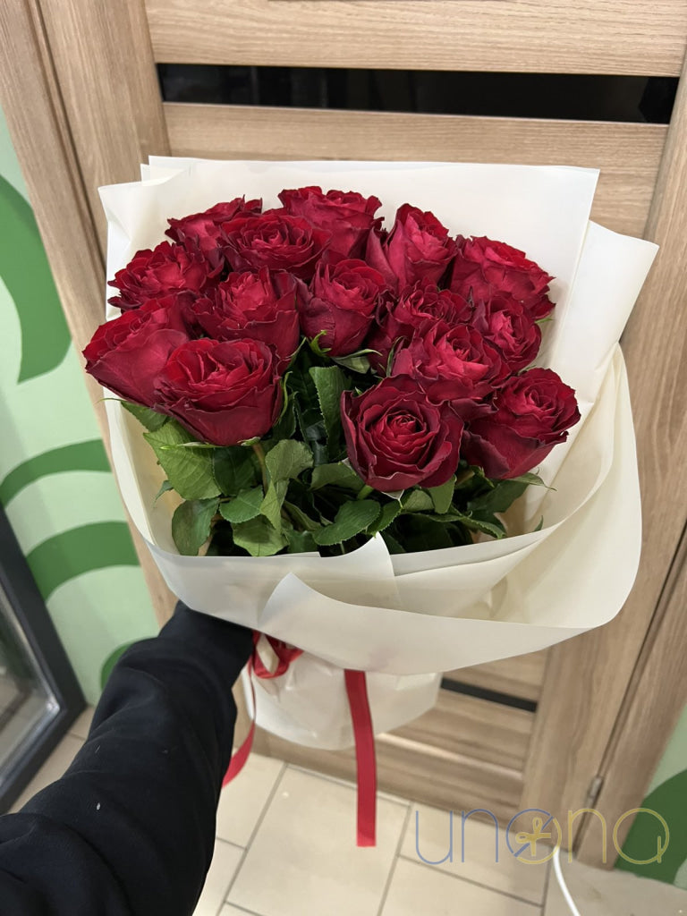 cheerful bouquet of 15 red roses symbolizing friendship and joy