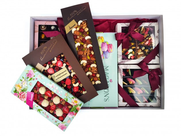 Gourmet gift box with Belgian chocolates, macarons, and Best Wishes card – send gift to Ukraine
