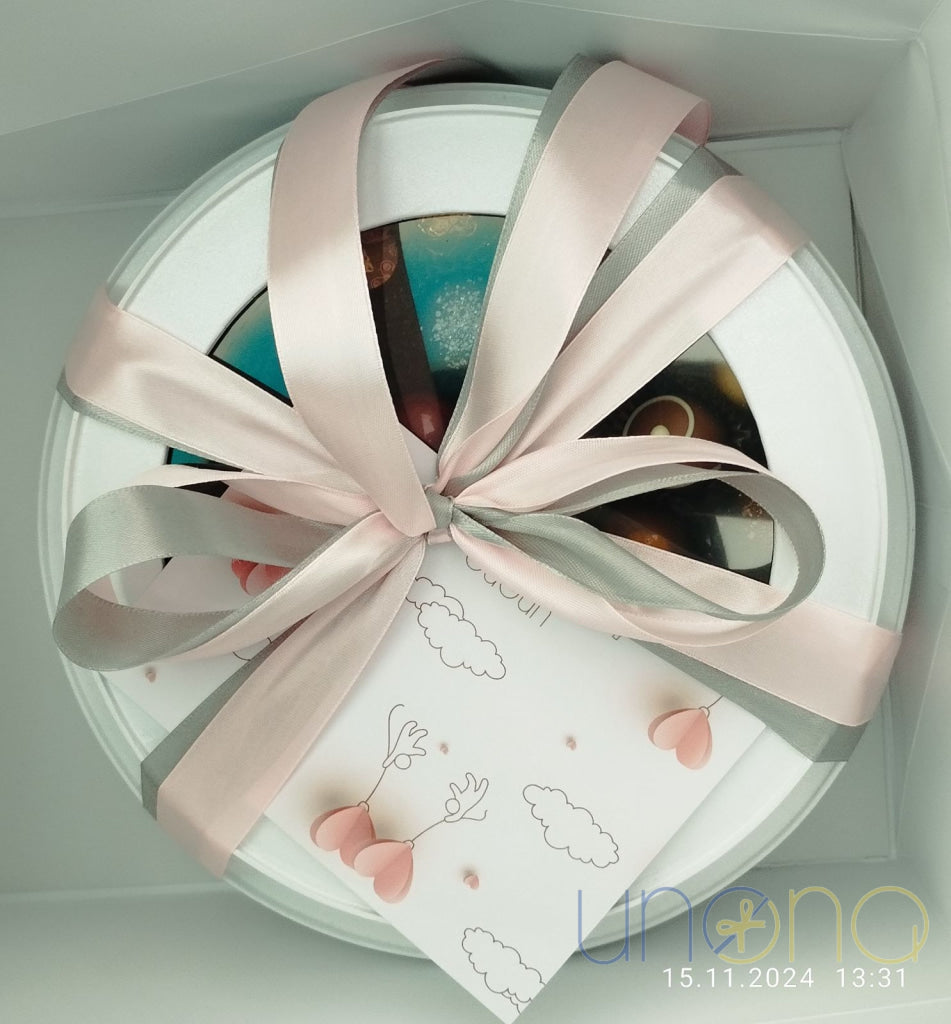 Chocolate pizza and colorful macarons gift set