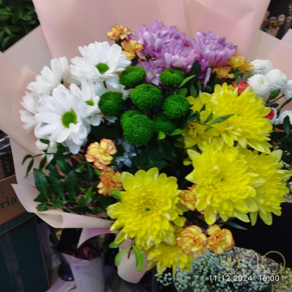 Colorful chrysanthemums with chamomile flowers for delivery in Ukraine