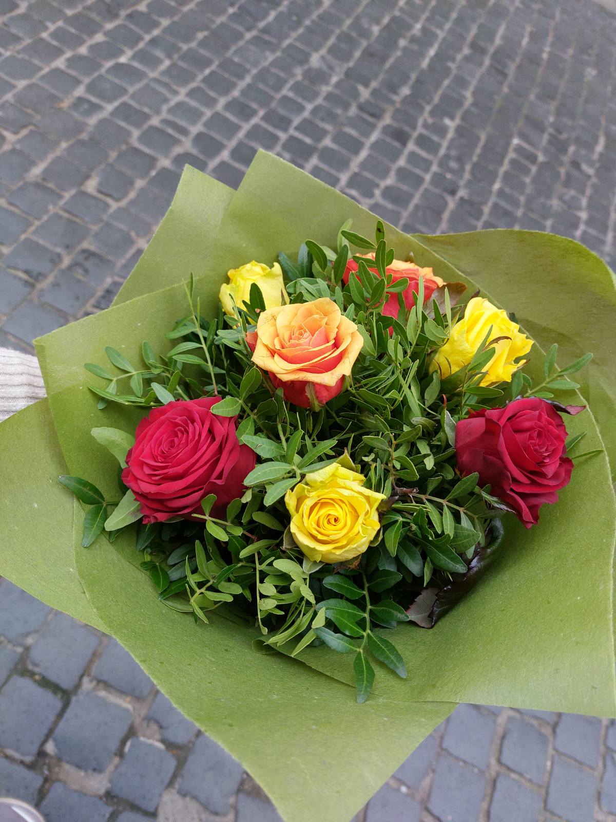 Fresh multicoloured roses bouquet delivery in Ukraine