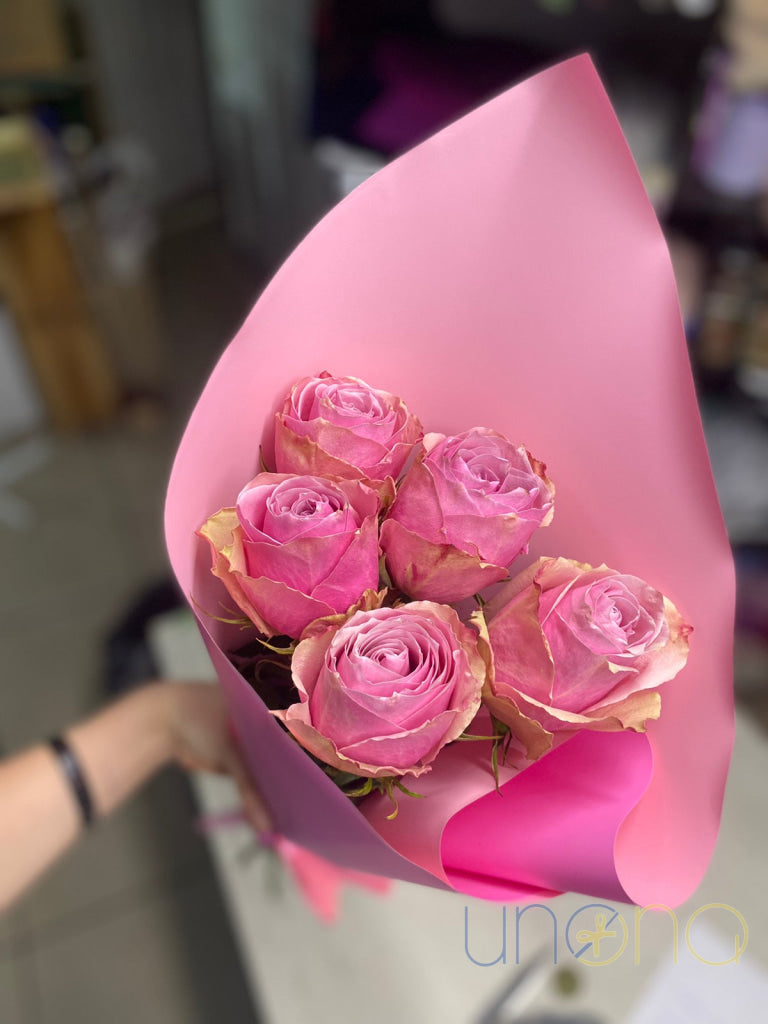 Elegant pink rose bouquet surprise delivery in Ukraine