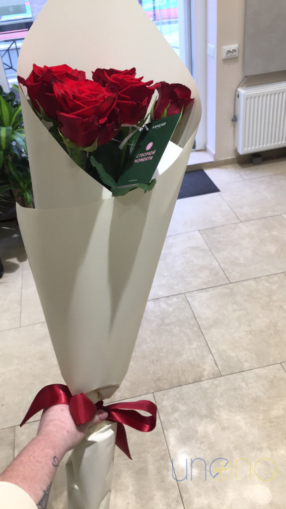 Hand delivery of fresh roses and greeting card in Ukraine