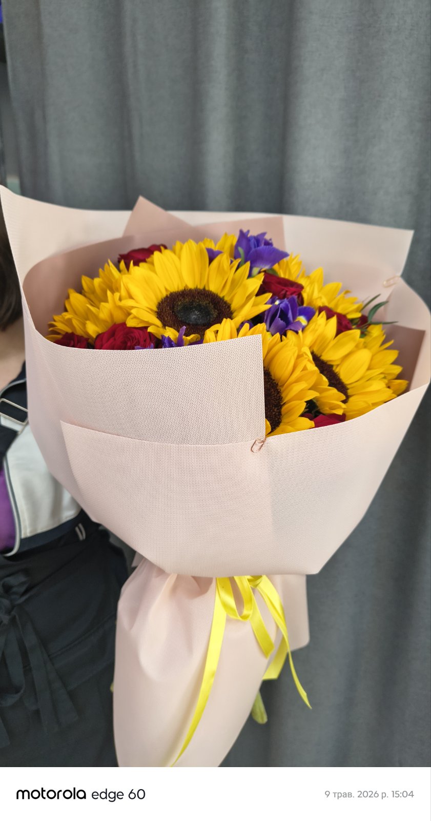 Fresh red roses and yellow sunflowers to send to Ukraine
