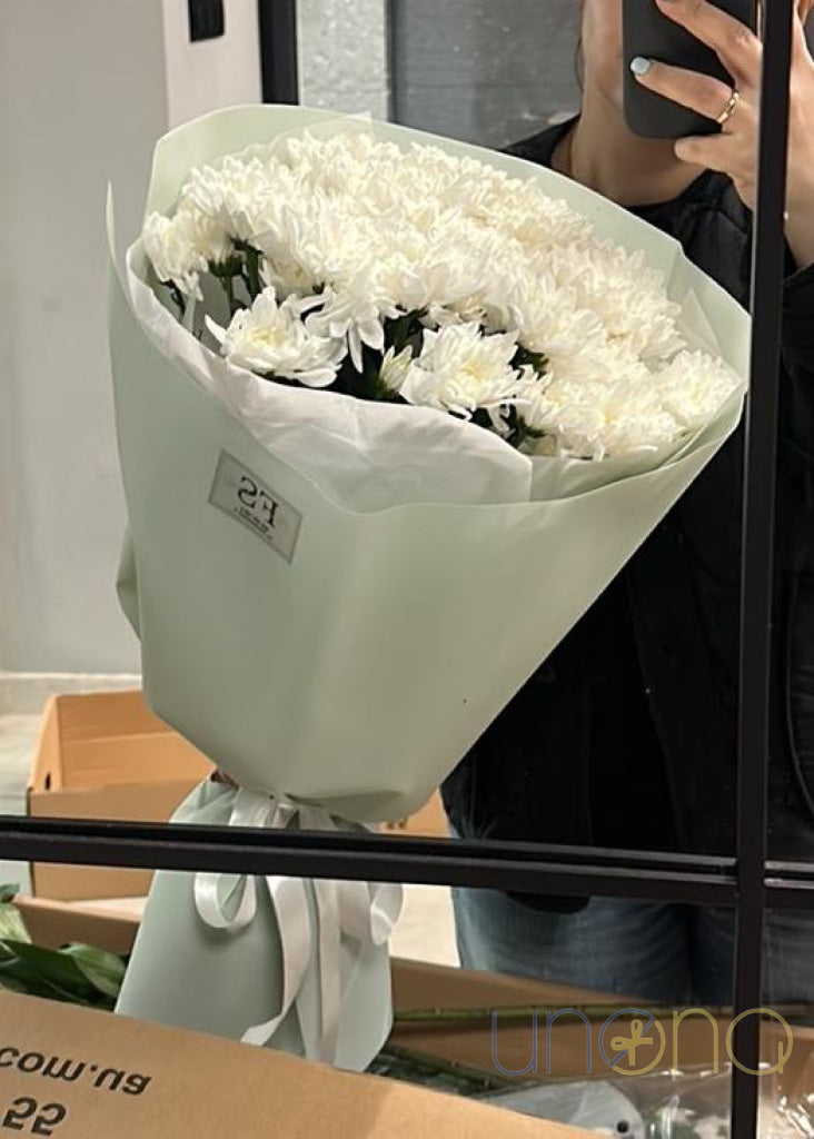 Fresh white chrysanthemums to send to someone special in Ukraine