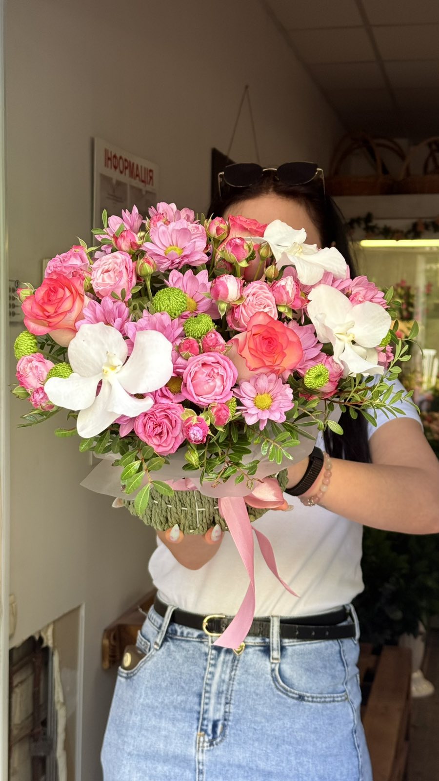 Special flower gift basket for her in Ukraine
