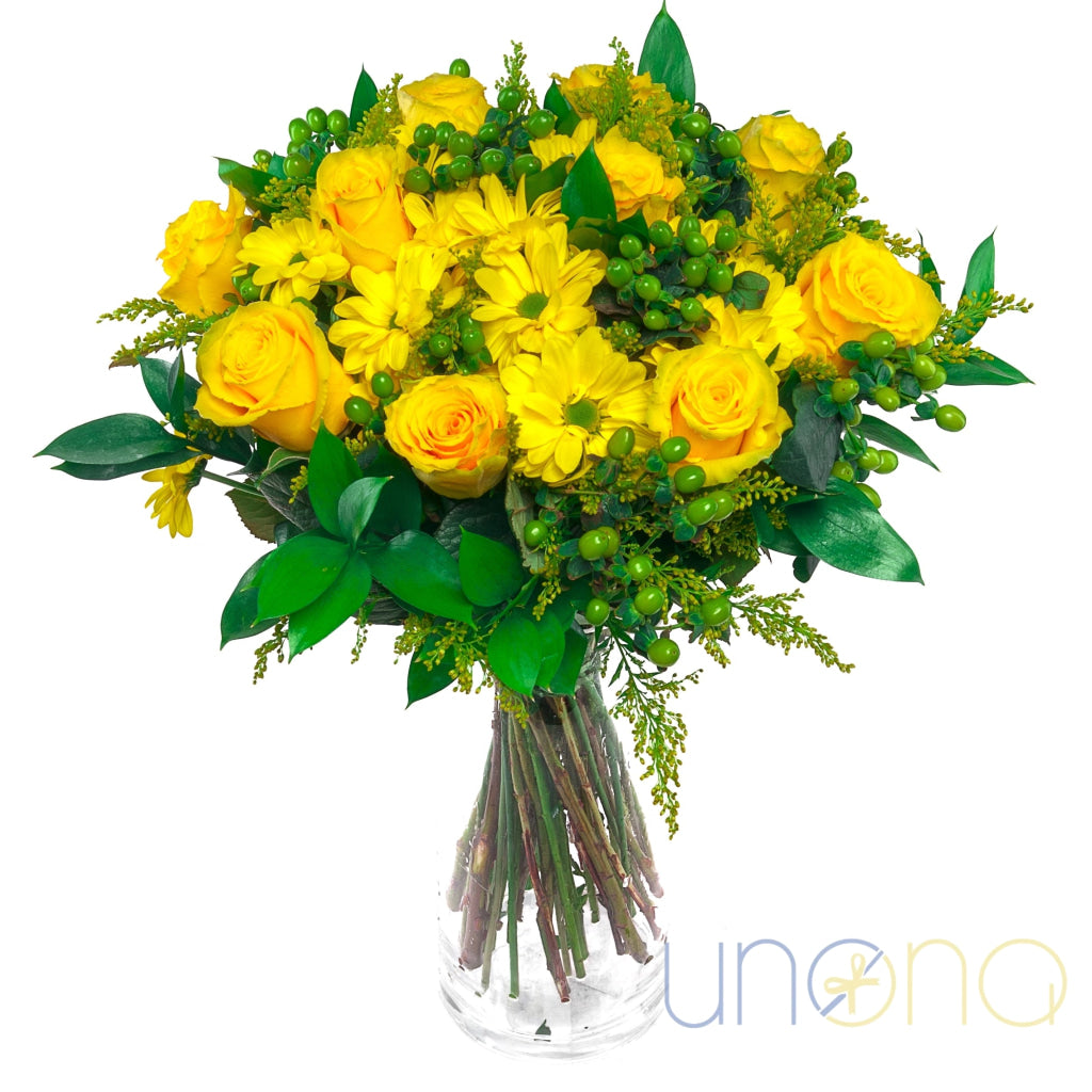 Bouquet of yellow roses and daisies in a clear glass vase – flowers delivery in Ukraine