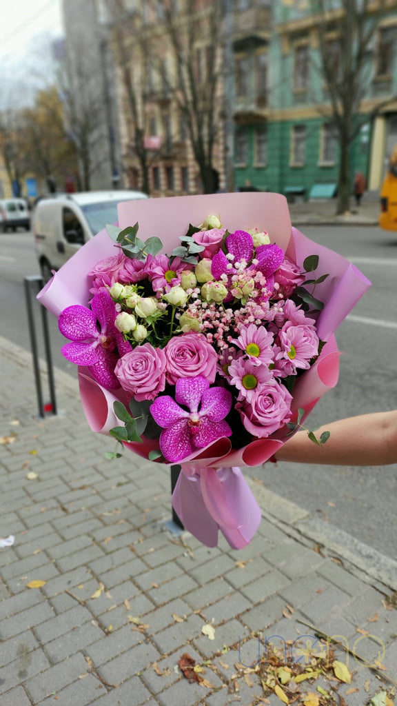 Send the Velvet Touch Bouquet to Ukraine